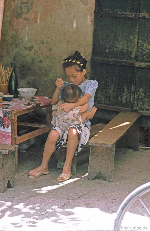 Chị mớm cho em ăn, Hà Nội 1991.